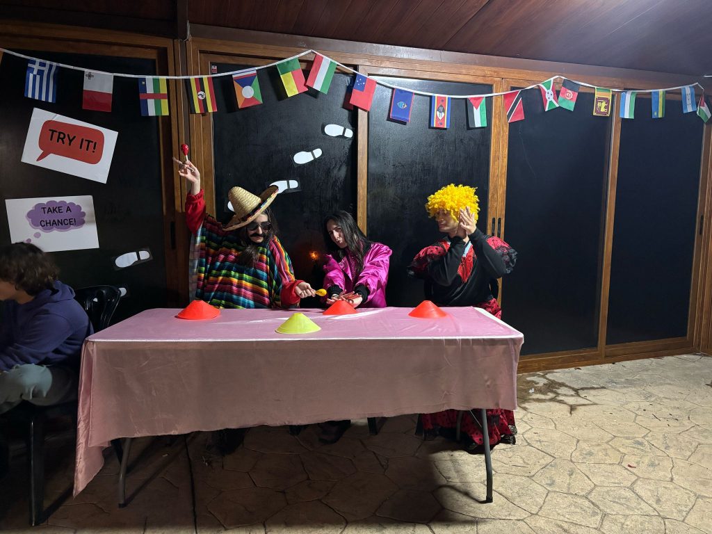 “Participantes resolviendo el Escape Room en inglés durante el campamento”