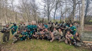 Grupo disfrutando de la actividad de paintball en Asturias